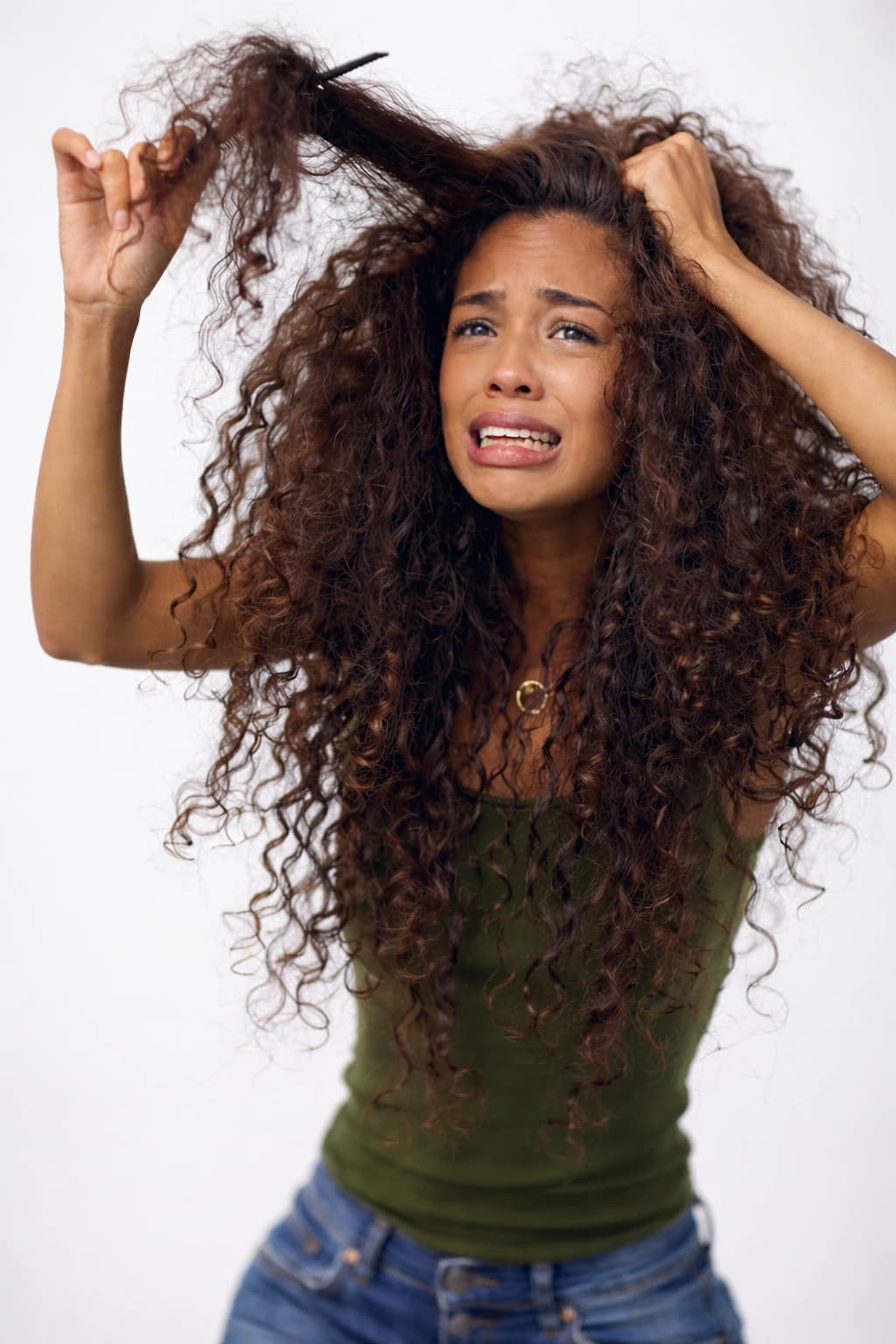 Mulher frustrada com cabelo bagunçado - realidade dos cabelos nos EUA